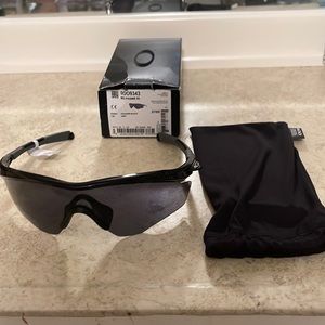 NWT Authentic Oakley M2 XL Sunglasses